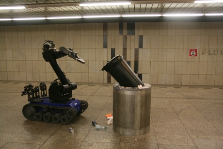 robot na nástupišti metra